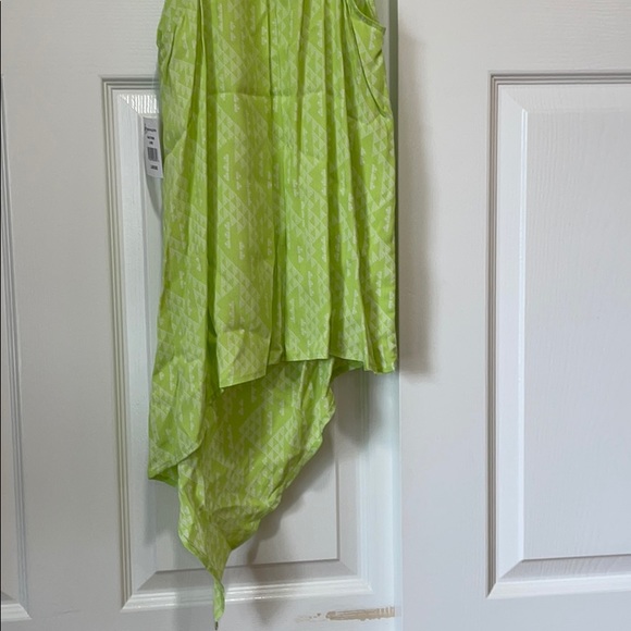 BNWT Sleeveless Shirt with long side - Picture 6 of 10